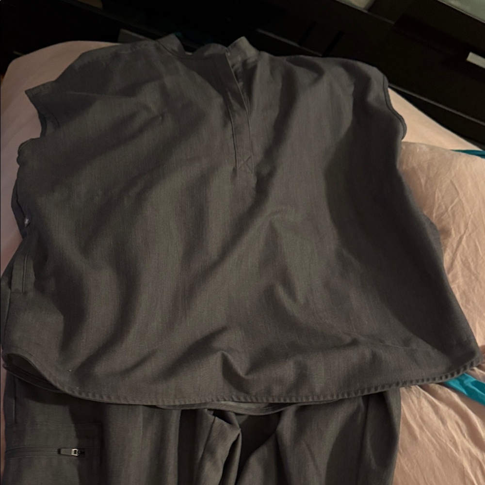 Figs Graphite Gray Women's Scrub Set